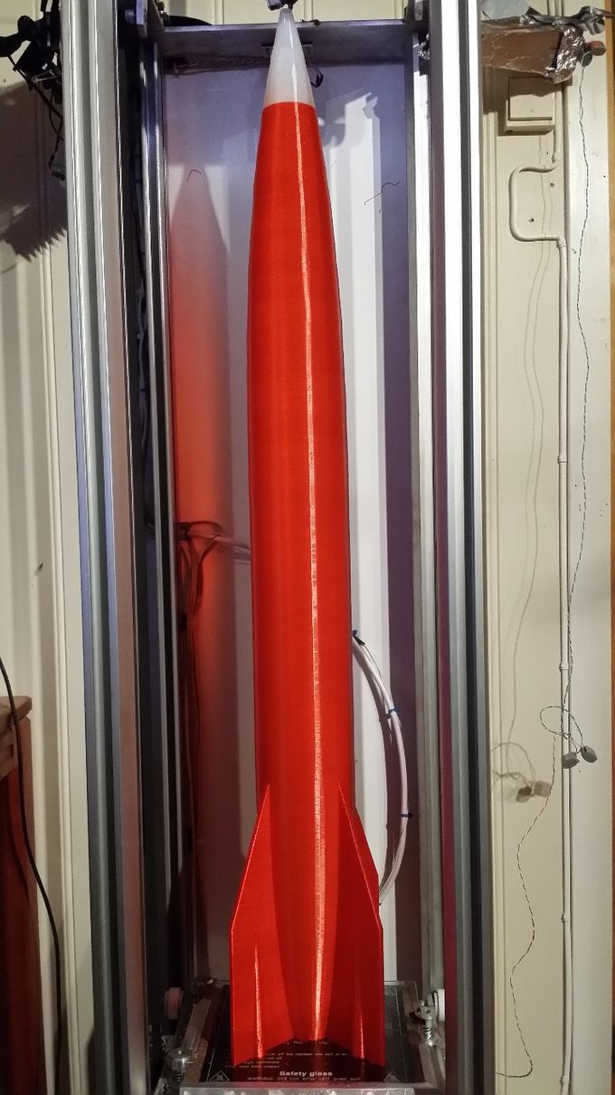 1100mm tall rocket. Printed in PLA with 0.6mm nozzle and 0.4mm layer in vasemode.Print took 6 hours.