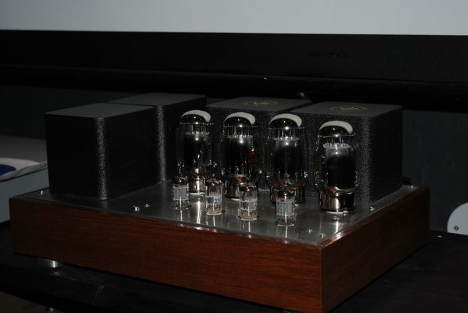 Thi is a well known chinese tube amp highly modified by me including big vintage filterchokes and a new powersuply.All caps have been replaced.And all tubes have been replaced.'the big tubes with GEKT88 and the small in front with NOS tubes (new old stock) from GE  and Telefunken<>.And jeh, the amp is an Music Angel